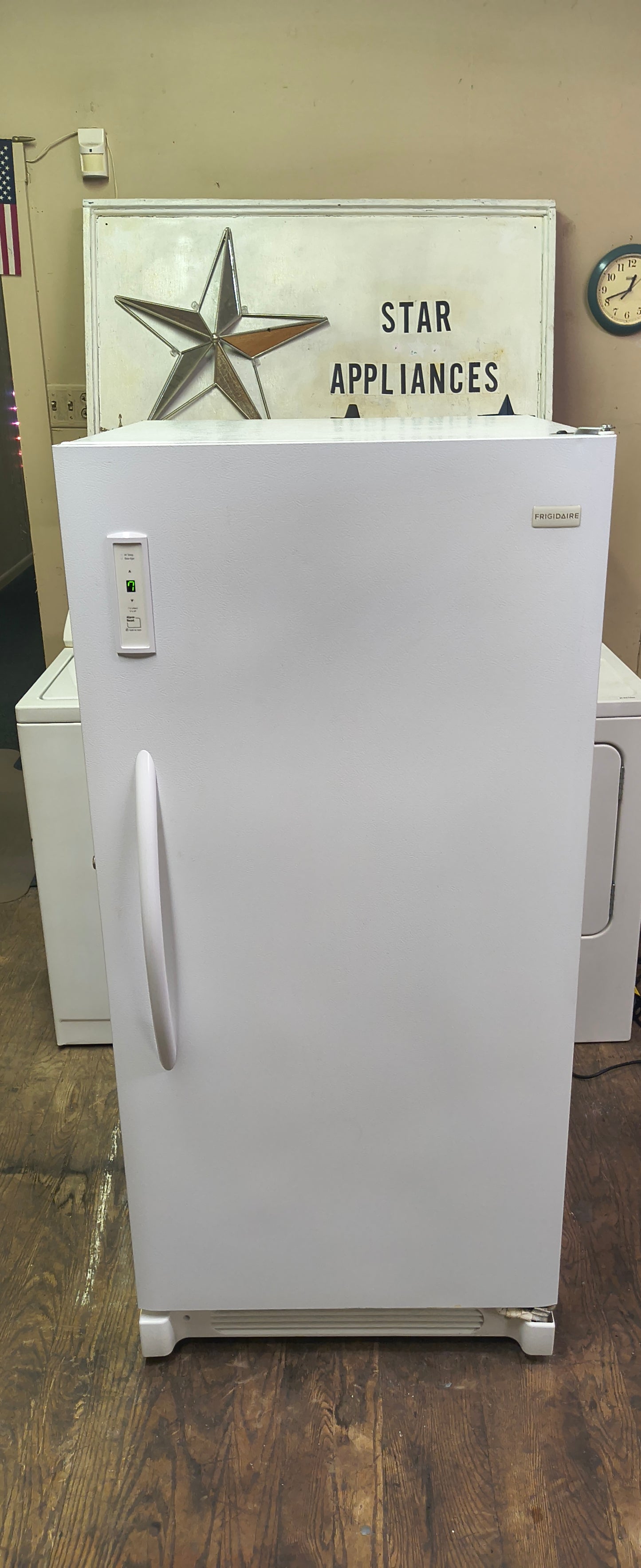 FRIGIDAIRE 15 CU. FT. UPRIGHT FREEZER.