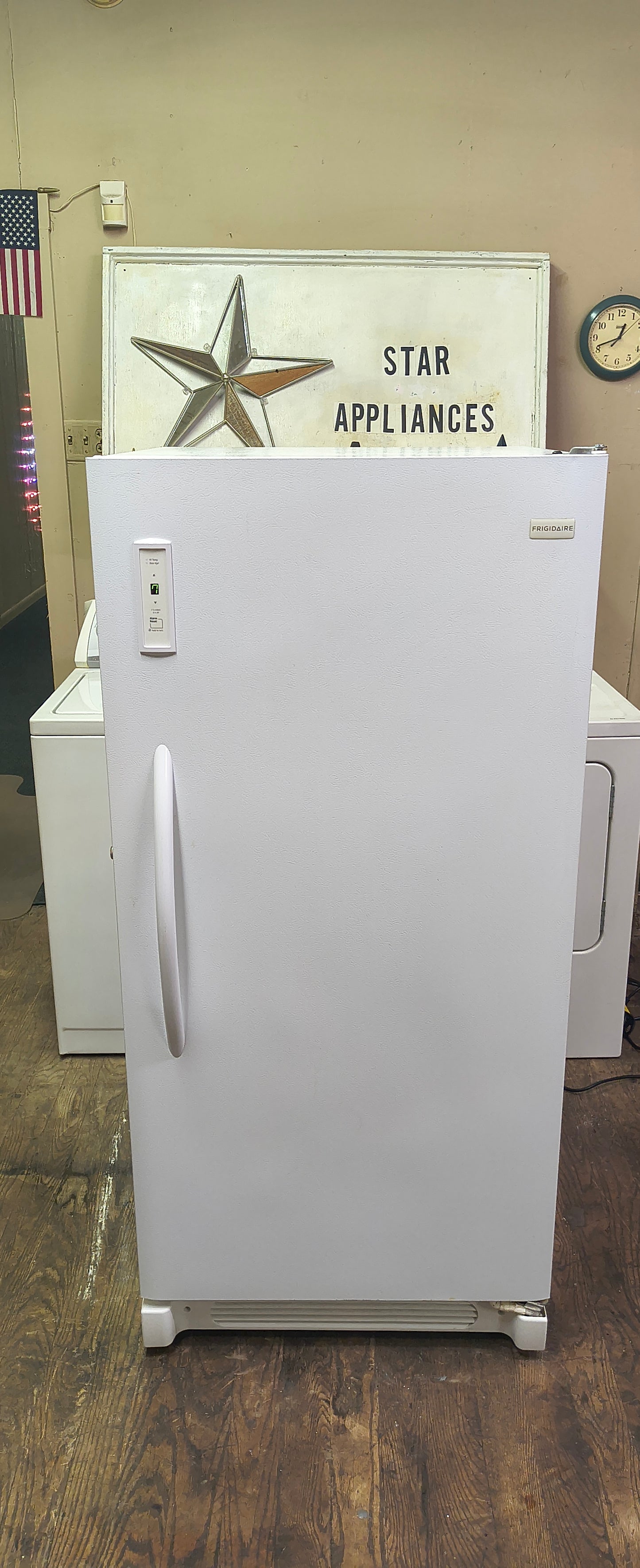 FRIGIDAIRE 15 CU. FT. UPRIGHT FREEZER.