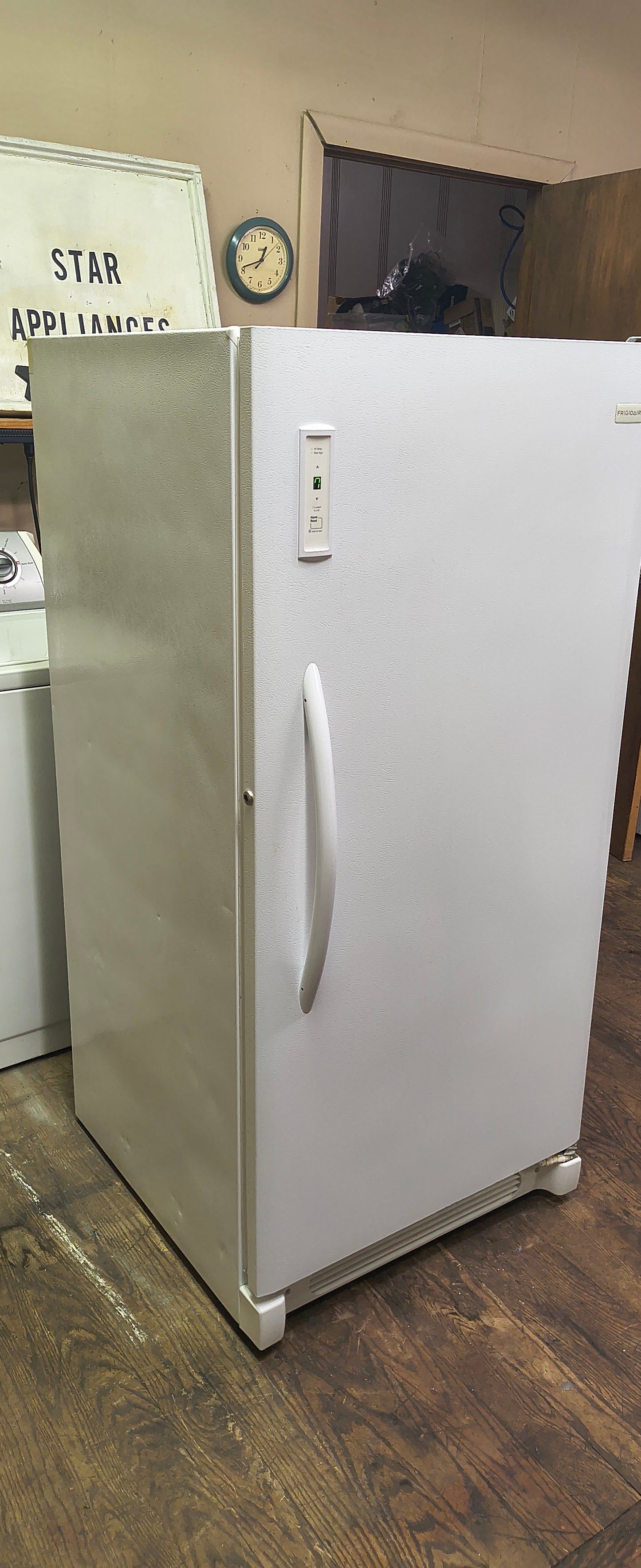 FRIGIDAIRE 15 CU. FT. UPRIGHT FREEZER.