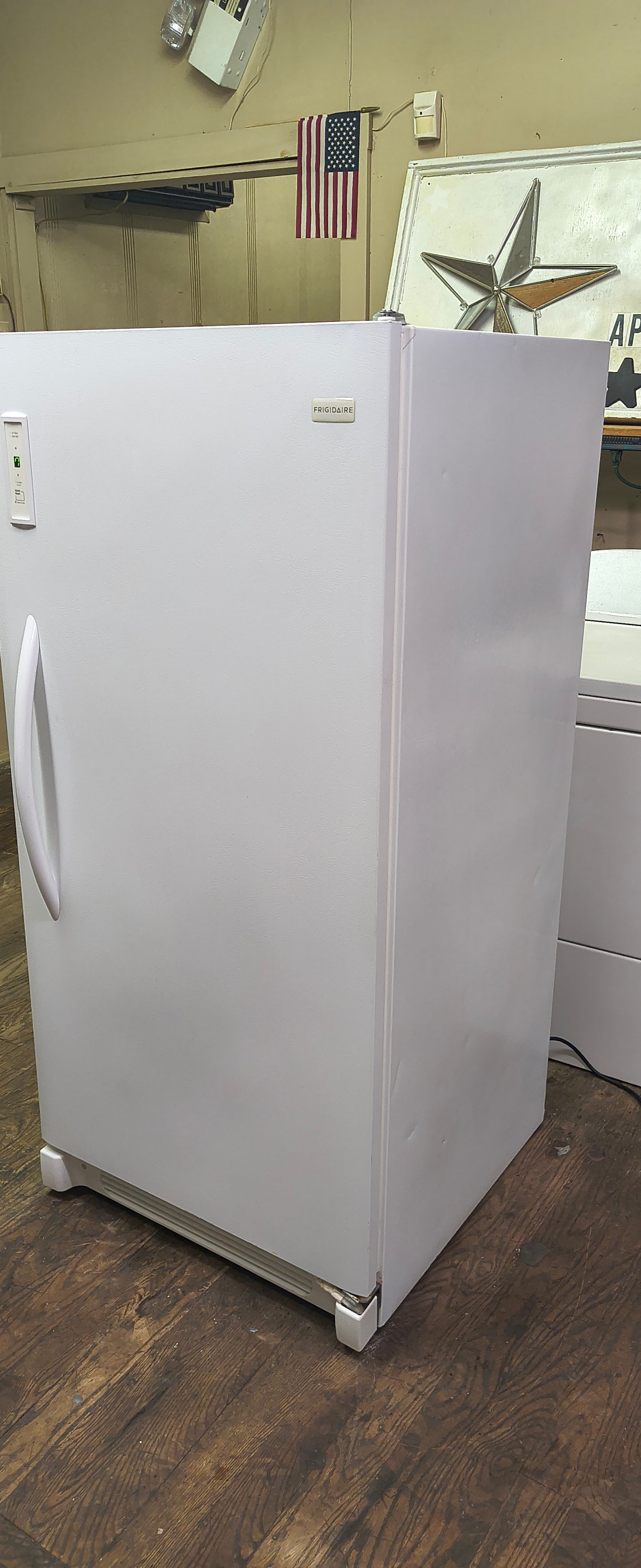 FRIGIDAIRE 15 CU. FT. UPRIGHT FREEZER.
