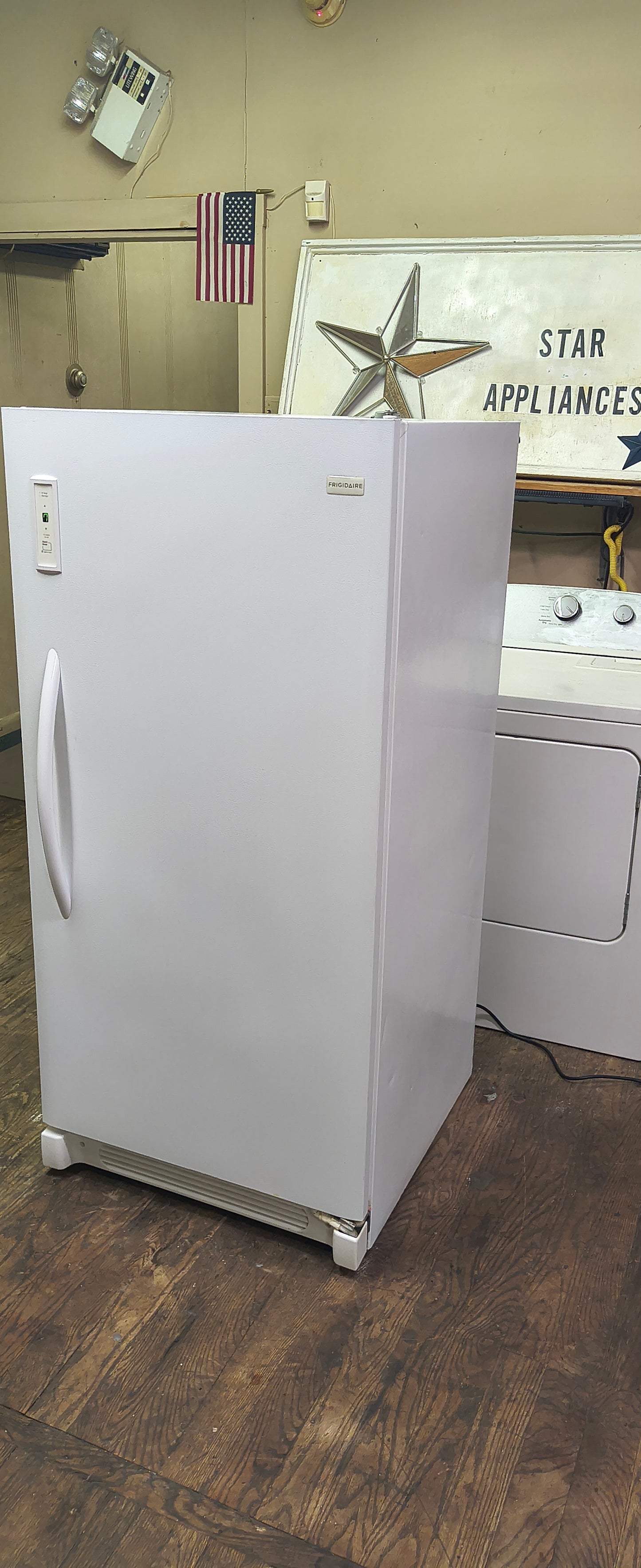 FRIGIDAIRE 15 CU. FT. UPRIGHT FREEZER.