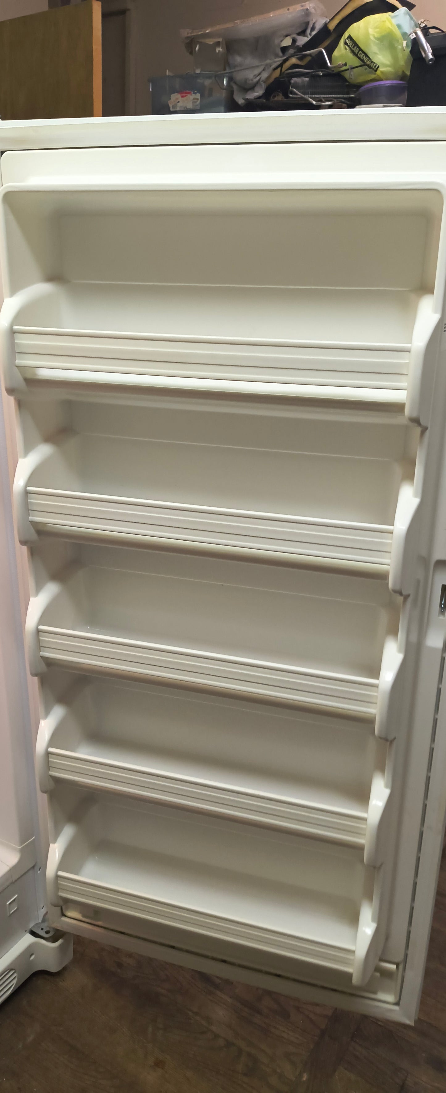 FRIGIDAIRE 15 CU. FT. UPRIGHT FREEZER.