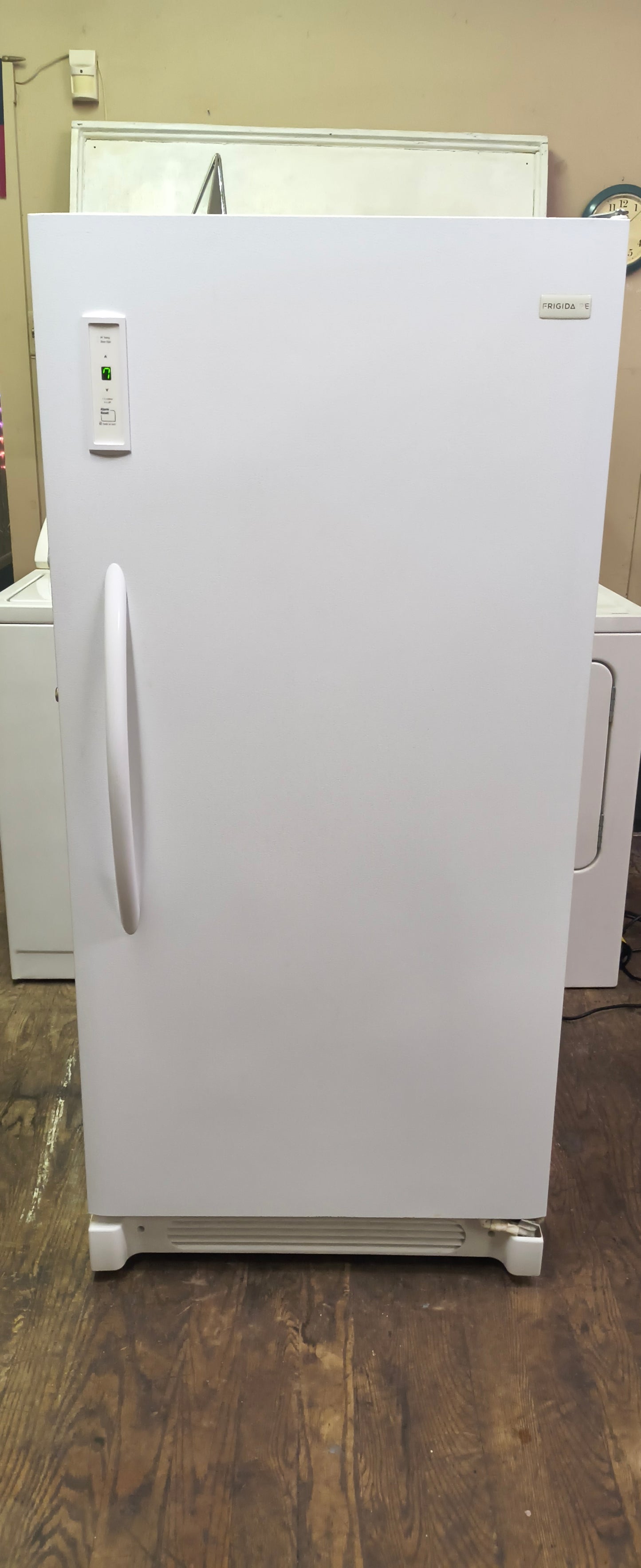 FRIGIDAIRE 15 CU. FT. UPRIGHT FREEZER.