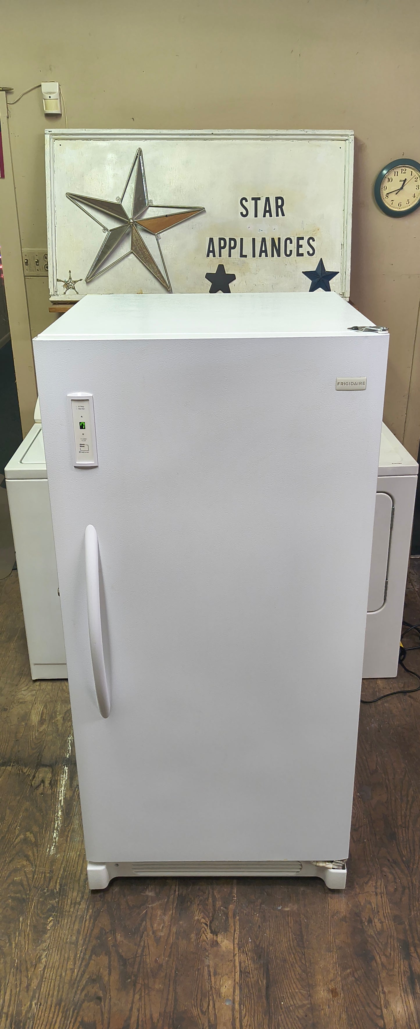 FRIGIDAIRE 15 CU. FT. UPRIGHT FREEZER.