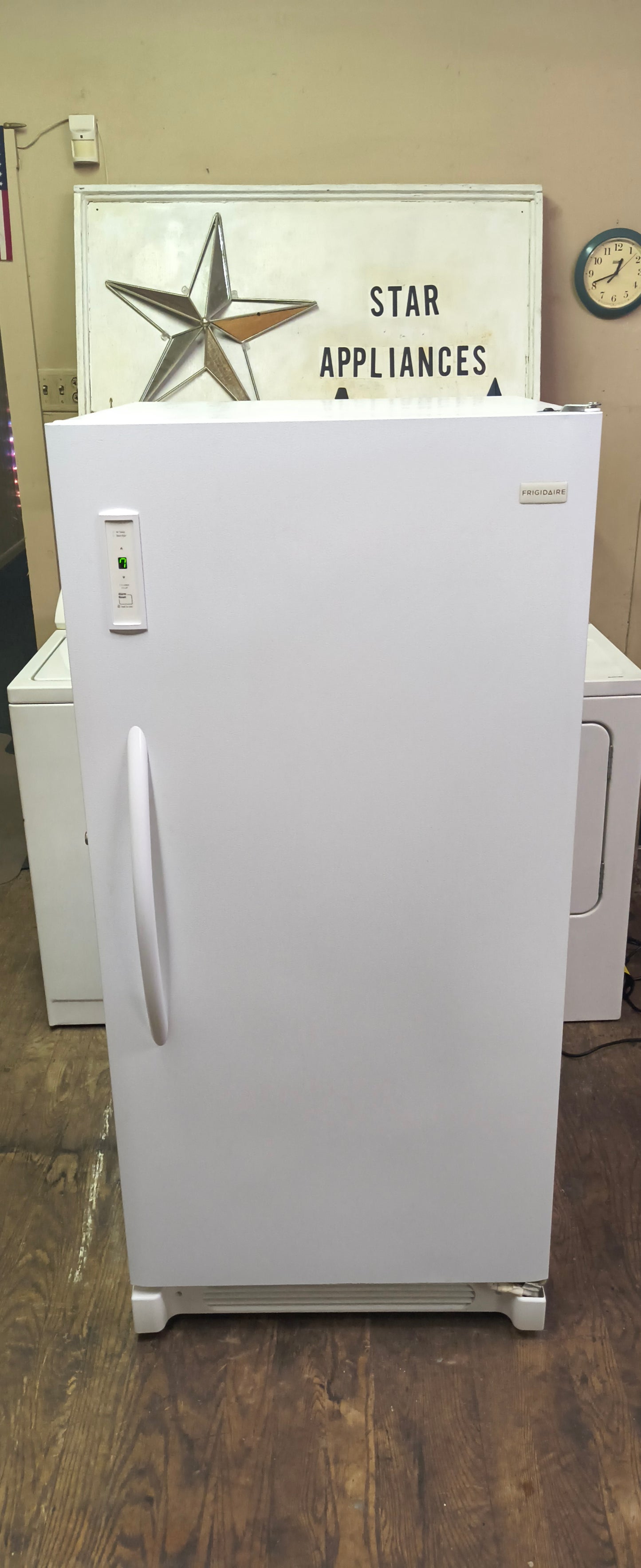 FRIGIDAIRE 15 CU. FT. UPRIGHT FREEZER.